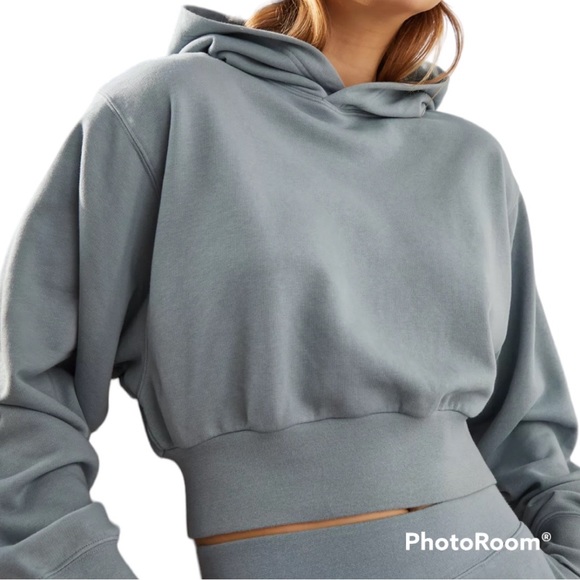 Aritzia Tops - Aritzia TNA Airy Fleece Perfect Shrunken Hoodie Womens Size Small